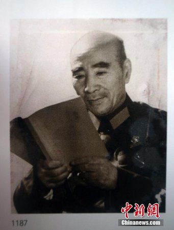 11月19日，北京華辰秋季拍賣會展出江青1971年為林彪拍攝的罕見照片《孜孜不倦》。江青當時為了避免臉部陰影，讓林彪未戴軍帽。此照片同年八月發(fā)表了彩色版。賈國榮 攝