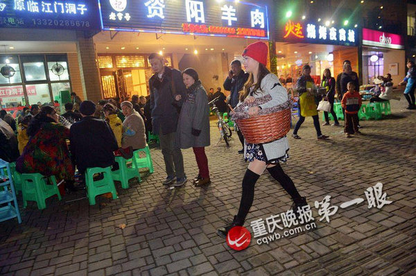 板栗妹妹成為好吃街的一道風(fēng)景。3