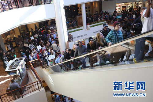 11月28日，示威者涌入美國密蘇里州圣路易斯的加列里亞購物中心。當(dāng)日超過200名示威者涌入加列里亞購物中心示威，抗議美國密蘇里州圣路易斯大陪審團24日決定不起訴槍殺非洲裔青年邁克爾·布朗的白人警察達倫·威爾遜。新華社發(fā)（馬庫斯·迪保拉攝）