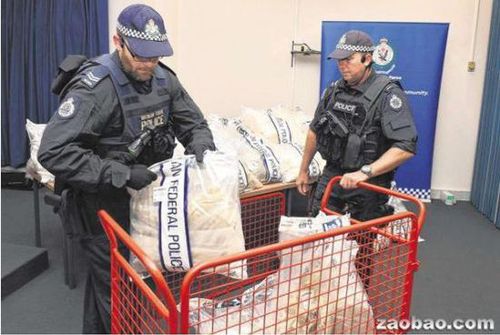 澳洲聯(lián)邦警察破獲近3噸的搖頭丸和冰毒，警員在處理這一袋袋的毒品時(shí)必須出動(dòng)推車(chē)才能運(yùn)送。