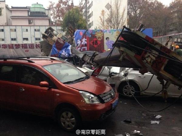 南京一在建工地汽車(chē)吊臂倒塌 砸死1人