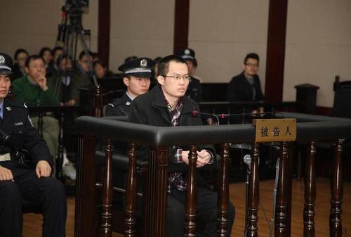 12月8日23時(shí)30分左右，復(fù)旦投毒案二審結(jié)束，法庭將擇日宣判，圖為被告人林森浩受審。