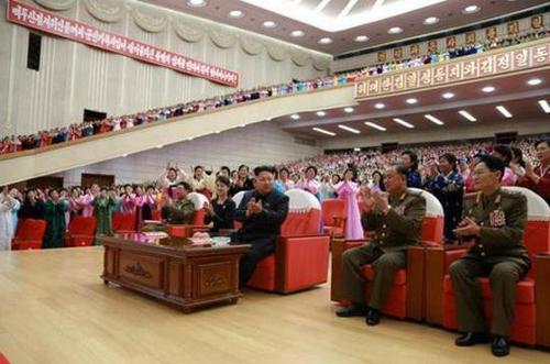 資料圖：朝鮮最高領(lǐng)導(dǎo)人金正恩出席軍人家屬大會(huì)，偕夫人李雪主