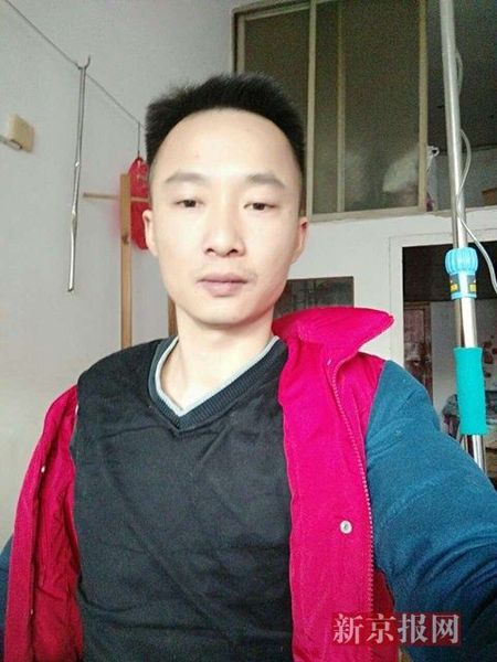 身穿防彈衣的楊斐。當事人供圖