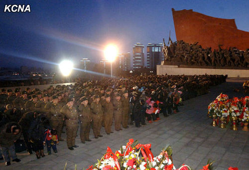 17日凌晨，朝鮮民眾凌晨前往平壤萬(wàn)壽臺(tái)悼念金正日并默哀。