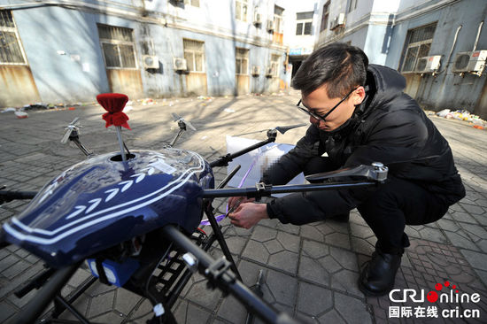 “土豪男”無(wú)人機(jī)空投奢侈品求愛 遭女生揮拖把拒絕(高清組圖)