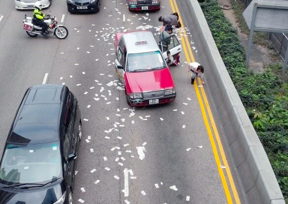 香港運(yùn)鈔車(chē)掉千萬(wàn)現(xiàn)金被撿走4