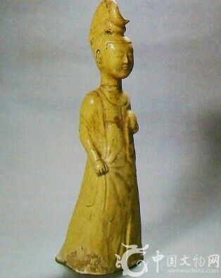 黃釉陶刀髻女俑，唐代，高39厘米，1931年河南省洛陽出土。   