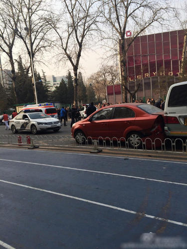 救護(hù)車到達(dá)事發(fā)現(xiàn)場。目前，衛(wèi)生部門全力對受傷人員開展搶救工作，調(diào)查工作進(jìn)一步開展中。
