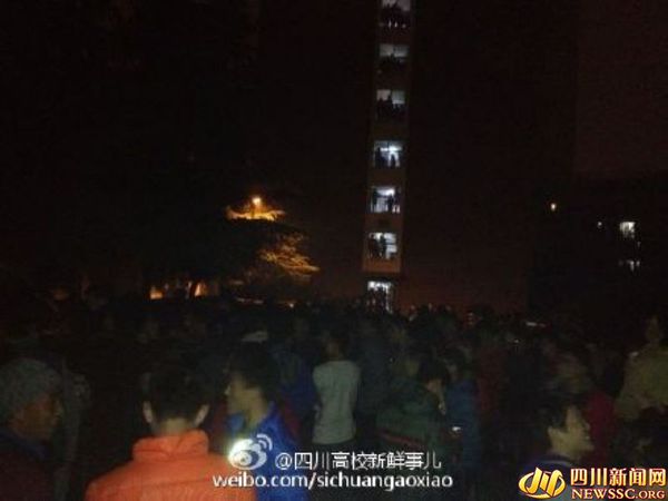 學生紛紛下樓圍觀(圖據(jù)網(wǎng)絡)