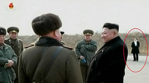 金正恩指導(dǎo)炮兵射擊，紅圈中系金正恩的妹妹金與正