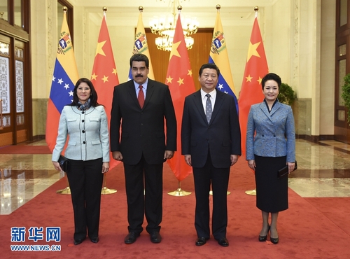 1月7日，國(guó)家主席習(xí)近平在北京人民大會(huì)堂會(huì)見(jiàn)委內(nèi)瑞拉總統(tǒng)馬杜羅。這是會(huì)見(jiàn)前，習(xí)近平和夫人彭麗媛同馬杜羅夫婦合影。 新華社記者 張鐸 攝