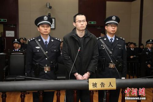 1月8日，上海高院二審宣判備受關(guān)注的“復(fù)旦投毒案”。在經(jīng)過(guò)半個(gè)多小時(shí)的宣讀后，法院最后裁決駁回上訴，維持原判，根據(jù)刑事訴訟法的規(guī)定，對(duì)林森浩的死刑判決將依法報(bào)請(qǐng)最高法院核準(zhǔn)。 中新社發(fā) 孟招祥 攝