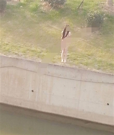 裸女跳河被圍觀，救人者被無(wú)視？