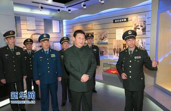 1月21日，中共中央總書記、國家主席、中央軍委主席習(xí)近平視察駐昆明部隊。這是習(xí)近平參觀第二炮兵某基地軍史館。 新華社記者 李剛 攝