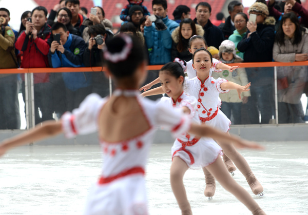 1月24日,“鳥巢歡樂冰雪季”在國家體育場“鳥巢”正式開啟，為申辦2022年冬奧會助力。游客們可以在“鳥巢歡樂冰雪季”體驗冰雪運動的樂趣。本報記者 齊波 攝
