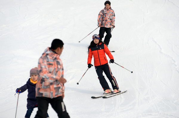 1月24日,“鳥巢歡樂冰雪季”在國家體育場“鳥巢”正式開啟，為申辦2022年冬奧會助力。游客們可以在“鳥巢歡樂冰雪季”體驗冰雪運動的樂趣。圖為自由式滑雪項目世界杯冠軍李妮娜和滑雪愛好者同場競技。本報記者 齊波 攝