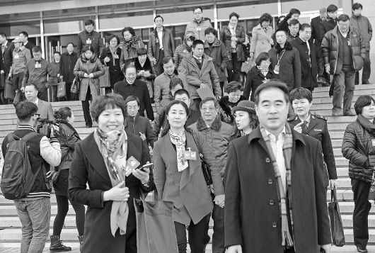 1月31日,省政協(xié)十一屆三次會議閉幕后,政協(xié)委員走出會場。 本報記者 周青先 攝