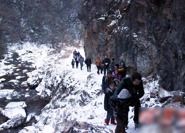 陜西22名學(xué)生每天往返8公里求學(xué)-冰天雪地爬山過河6