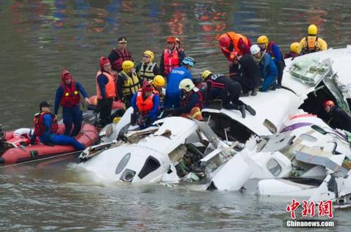 2月4日上午，搭載58人的臺(tái)灣復(fù)興航空GE-235班機(jī)從臺(tái)北松山機(jī)場(chǎng)起飛后不久墜入基隆河。圖為當(dāng)?shù)鼐仍藛T在空難現(xiàn)場(chǎng)實(shí)施救援。中新社發(fā) 邵航 攝