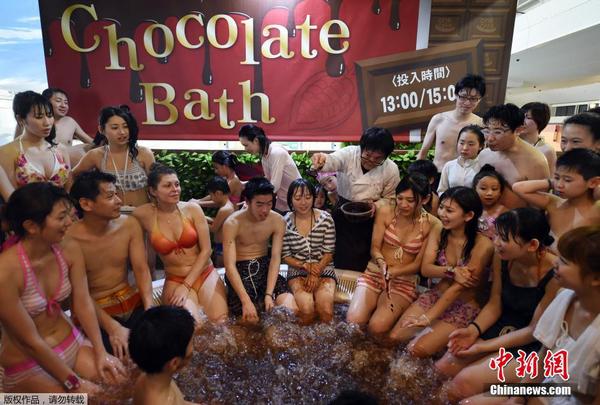 當(dāng)?shù)貢r間2015年2月8日，日本神奈川縣西南部的旅游勝推出巧克力溫泉迎接情人節(jié)，游人樂享巧克力浴。1
