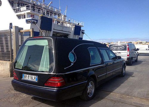 靈車(chē)正在港口等候，數(shù)百名遇難者遺體將被沖上岸。（網(wǎng)頁(yè)截圖）