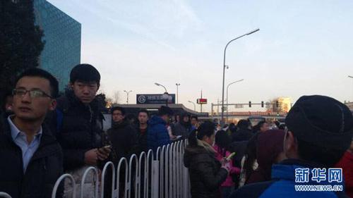 　玉泉路地鐵關閉 ,乘客轉乘地面公交。（新華網 薛濤攝）