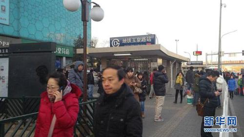 玉泉路地鐵關(guān)閉 ,乘客轉(zhuǎn)乘地面公交。（新華網(wǎng)薛濤攝）