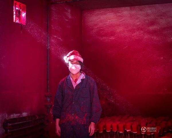 當(dāng)代熱點二等獎：《圣誕工廠》。陳榮輝稱，照片是去年圣誕在義烏拍的。他一直關(guān)注“中國制造”，圣誕工廠在國內(nèi)外報道的比較少，但是世界上60%的圣誕用品都是產(chǎn)于中國的，所以這張照片陳榮輝投的當(dāng)代熱點類，而非肖像類，因為圣誕工廠是全世界都關(guān)注的一個熱點。