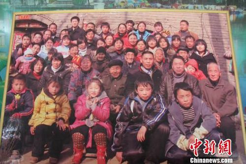平木虎與張新妞的大家庭合影?！≈烨濉z