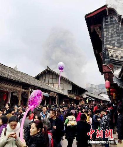 爆炸導(dǎo)致洛帶古鎮(zhèn)附近的天空中騰起了巨大的”云團(tuán)“。鐘欣 攝