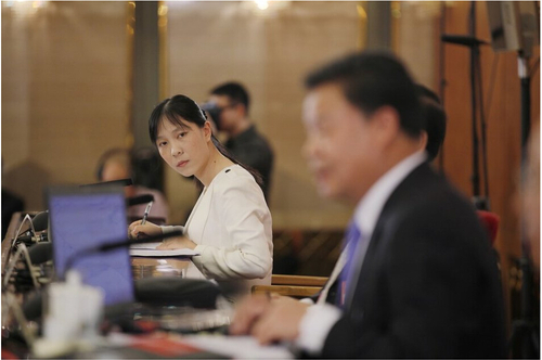 2015年03月02日，北京，全國(guó)政協(xié)十二屆三次會(huì)議召開新聞發(fā)布會(huì)。全國(guó)政協(xié)新聞發(fā)言人呂新華在回應(yīng)反腐問(wèn)題上表示，黨和政府以及人民群眾在反腐問(wèn)題上的態(tài)度是一致的，并且使用了網(wǎng)絡(luò)熱詞“任性”以及“鐵帽子王”，這些詞難住現(xiàn)場(chǎng)翻譯。