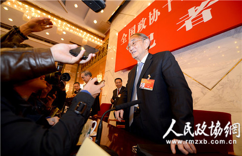 9A圖為記者會結(jié)束后媒體依然問題不斷的圍著厲以寧提問。本報記者  田福良攝