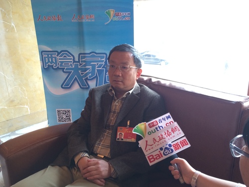 全國(guó)政協(xié)委員、杭州師范大學(xué)校長(zhǎng)杜衛(wèi)接受記者采訪。 周?chē)鷩?攝