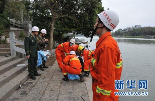 3月19日，消防人員搬運(yùn)遇難者遺體。新華社發(fā)(趙家志 攝)