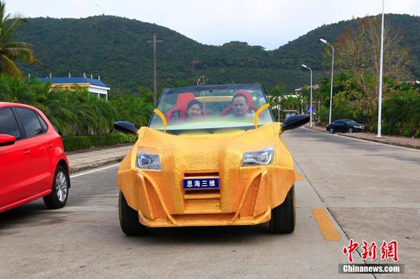 3月24日，中國首臺(tái)3D打印概念汽車在海南三亞發(fā)布。據(jù)了解，這臺(tái)概念汽車由三亞思海三維技術(shù)有限公司開發(fā)研制，“土豪金”色車身部分是運(yùn)用復(fù)合材料3D打印而成，重約500公斤，其余為組裝配件，該車通過電力驅(qū)動(dòng)。從設(shè)計(jì)到組裝完成僅耗時(shí)一個(gè)月，其中3D打印階段僅耗時(shí)5天。駱云飛 攝