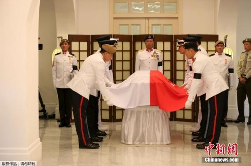 當(dāng)?shù)貢r間2015年3月26日，新加坡首都新加坡，李光耀遺體被安置在國會大廈，供民眾瞻仰。