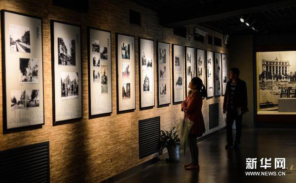 3月27日，游客在西湖博物館內(nèi)觀看明信片展。