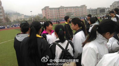 圖為貴州黔東南三穗縣民族高級中學(xué)緊急避難的學(xué)生。
