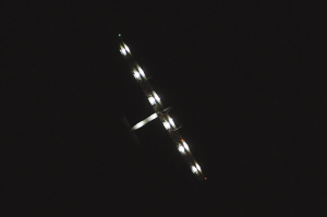 　　▲今晨1時許，“陽光動力2號”在江北機場上空盤旋。