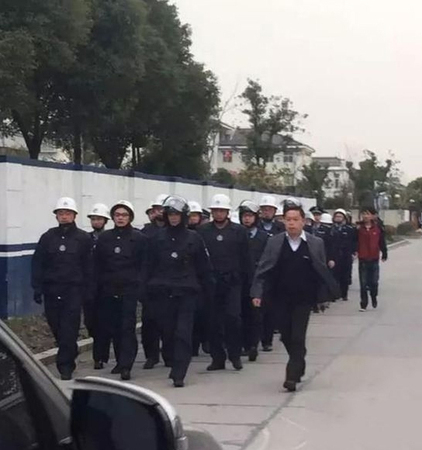 上海通報(bào)200余人圍堵派出所打砸警車事件4