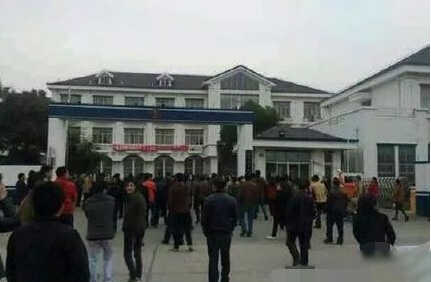 上海通報(bào)200余人圍堵派出所打砸警車事件2