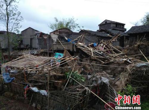 　廣安市武勝縣三溪、飛龍等鄉(xiāng)鎮(zhèn)境內(nèi)遭受狂風(fēng)、雷電、冰雹災(zāi)害現(xiàn)場(chǎng)。（王爵攝）