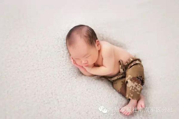 寶寶穿小號迷彩服拍照。