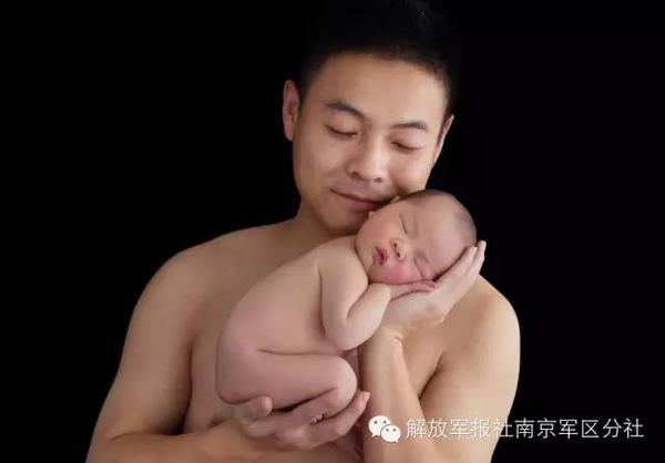 寶寶和父親合影。