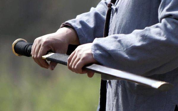 在28歲之前，他開過汽修廠，承包過魚塘，賣過高爾夫用品，也曾借“漁”會友，而且還當(dāng)過國企的中層領(lǐng)導(dǎo)。在28歲之后，他定居在古滎的一處麥田中，刨銼、打磨、雕刻、淬火……鑄著劍。