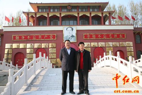 毛澤東主席身邊工作人員吳連登（右）、世界偉人毛澤東文物像章藝術(shù)博物館館長(zhǎng)周慶戈（左）在博物館前合影留念。（中紅網(wǎng)李學(xué)葉攝）