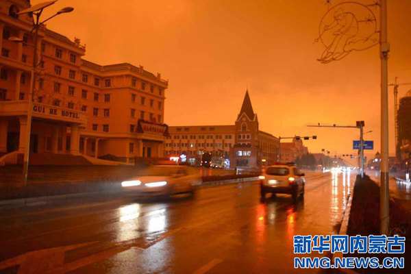4月15日下午2點(diǎn)左右，內(nèi)蒙古阿爾山市驚現(xiàn)紅色天空，并伴有小雨，雨水中含黑色物質(zhì)。2點(diǎn)40分，紅色天空開始消散，2點(diǎn)50分，天空恢復(fù)正常。（王靖 攝影報(bào)道）