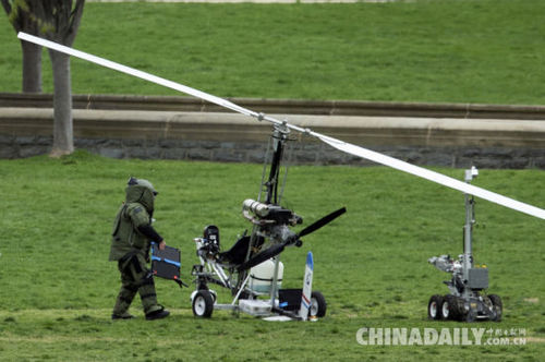 一架旋翼直升機降落在美國國會的草坪上，獨自駕駛飛機的飛行員被警方逮捕。（圖片來源：東方IC）
