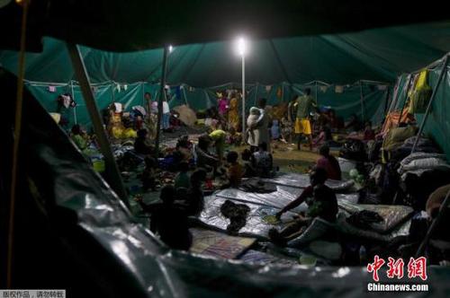 圖為在騷亂中被迫離家的外國人住在一個帳篷里。南非當?shù)孛襟w認為，本次排外騷亂來勢洶洶，南非約800萬祖魯族人的傳統(tǒng)領(lǐng)袖祖魯王茲維利迪尼和總統(tǒng)祖馬之子愛德華不久前發(fā)表的排外演講起了推波助瀾的作用。